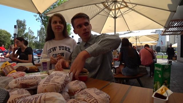 ШКОЛЬНИК СКУПИЛ ВСЁ МЕНЮ МАКДОНАЛЬДС РАЗДАЁМ БУРГЕРЫ ПРОХОЖИМ смотреть онлайн