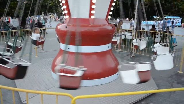 Крым Ялта 2016 июль - Катаемся на аттракционах на набережной Ялты смотреть онлайн
