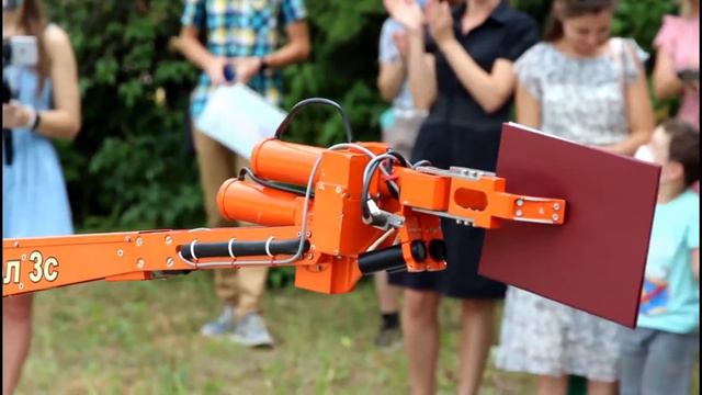 Робот вручил дипломы выпускникам смотреть онлайн