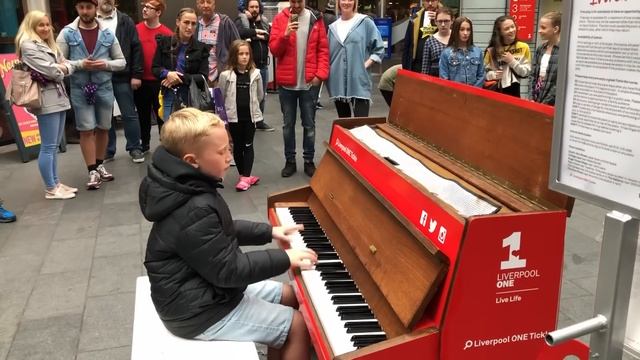 How to attract a crowd in 4 minutes - Piano Dance mix. (Watch till the end!) смотреть онлайн