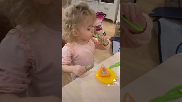 Как правильно кушать / как правильно держать вилку и нож / кушаем в годика/ пицца смотреть онлайн