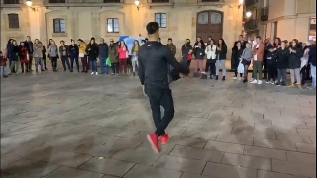 Испанские парни зажигают! Танцы на улицах Барселоны. Испания. Dance. смотреть онлайн
