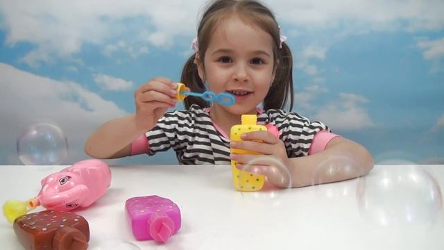 Мыльные пузыри. Арина надувает огромный мыльный пузырь. Детский канал. смотреть онлайн