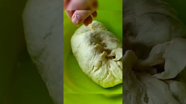 Добавь ЭТО в тесто! Пирожки будут как ПУХ!!??#пирожки #shortsvideo #shorts #пирожкисмясом смотреть онлайн