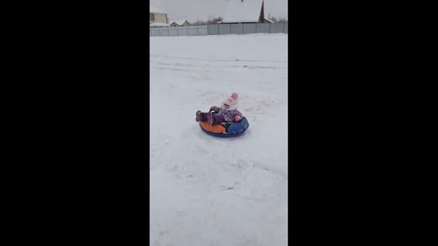 монтаж снежных горок.(веселье и большое количество положительных эмоций обеспечено). смотреть онлайн