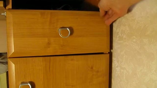 Как запереть ящик стола от детей смотреть онлайн