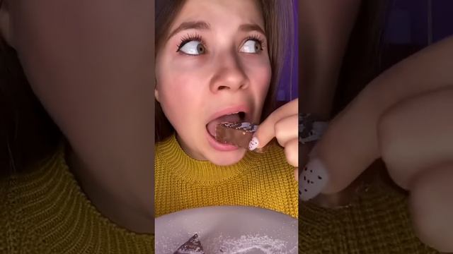 Я теперь без соли его есть не смогу 😳🤤 ПОРОБУЙ!!! #сникерссоль #проверкалайфхаков #сникерсдома смотреть онлайн