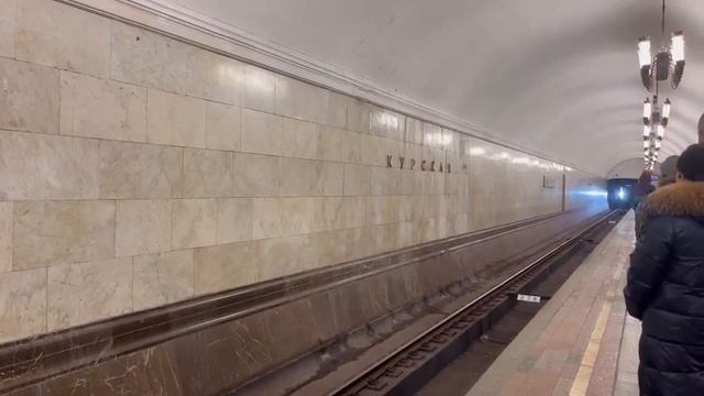 Прибытие Электропоезда 81-775 "Москва-2020" на станцию "Курская (кольцевой линии)" смотреть онлайн