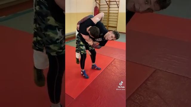 Как правильно бросить через бедро? совет от: Kran.mma #shorts смотреть онлайн