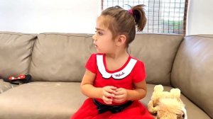 Настя и Артем - забавная история о том как Мия красила Марти в яркие цвета. Дети купают щенка