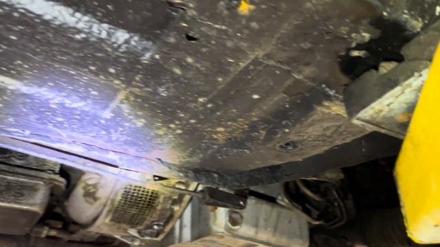 I take a closer look at the underside of my 1978 Jaguar XJ6… смотреть онлайн