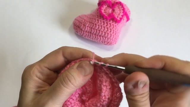 Очень простой способ вязания пинетки крючком/A very simple way to crochet booties смотреть онлайн