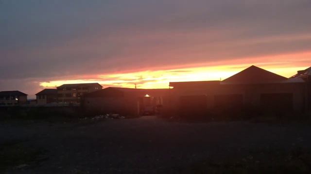 Голубые полоски неба на видео выглядят золотым цветом. Впрочем солнце тоже голубое. смотреть онлайн