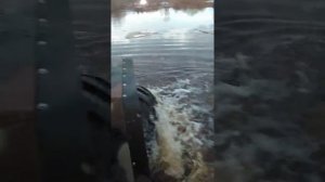Уаз на колесах к-700пробный заплыв