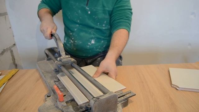 Как разрезать плитку плиткорезом, мастер класс. смотреть онлайн
