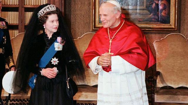 ¿Por qué el PAPA viste de BLANCO? - San Pío V y la vestimenta papal || Historia || Conociendo la Fe смотреть онлайн