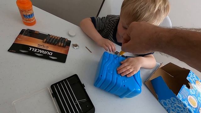 Новая игрушка - машинка для запуска мыльных пузырей. Распаковываем и включаем. смотреть онлайн