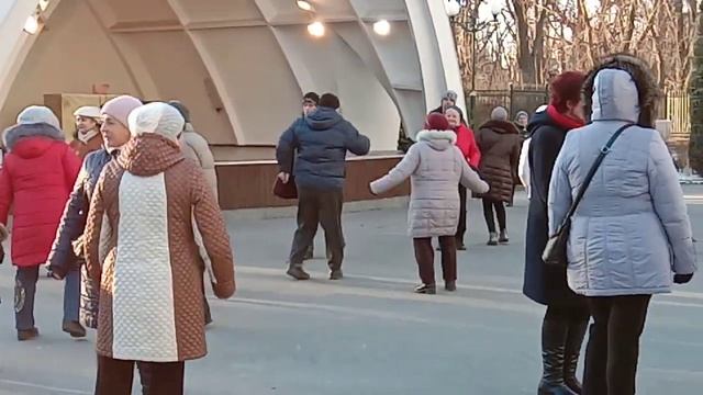Танцы в парке Горького,март 2021. смотреть онлайн