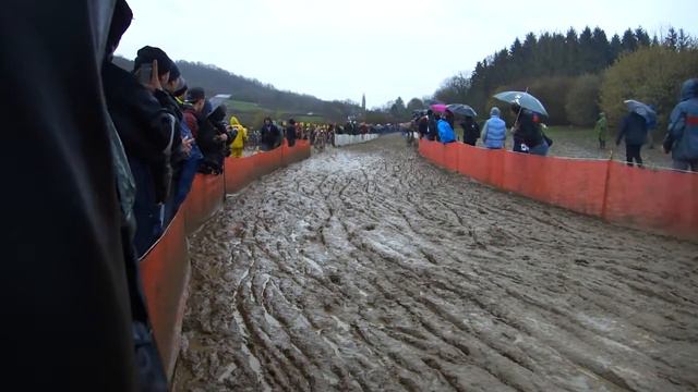 Le match MOUREY-VENTURINI : passage aux stands. Course Elites. смотреть онлайн