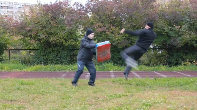 Осенняя тренировка на стадионе. Отработка ударов ногами. смотреть онлайн
