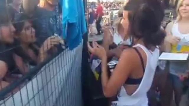 Lights Signing Autograph's (Warped Tour '09 Toronto) смотреть онлайн