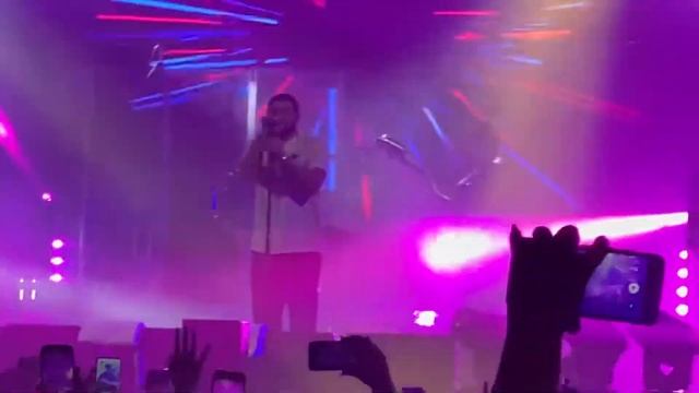 Пустите меня пьяным на танцпол»: сотни волгоградцев под дождем дождались концерта HammAli & Navai смотреть онлайн