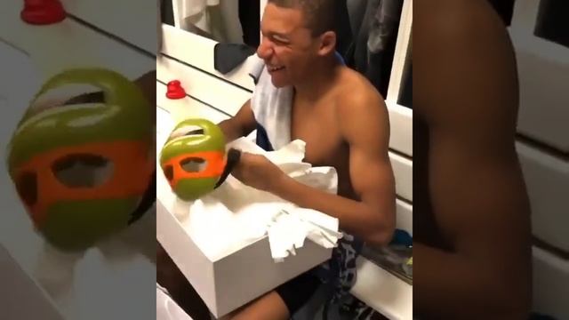 ВОТ ПОЧЕМУ ЕГО НАЗЫВАЮТ ЧЕРЕПАШКА смотреть онлайн