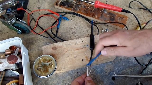 Установка и пайка бэушного электровыключателя для новой самодельной газонокосилки смотреть онлайн