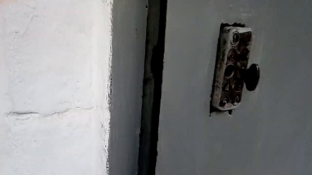 Дверь на лестницу и замок от честных людей смотреть онлайн