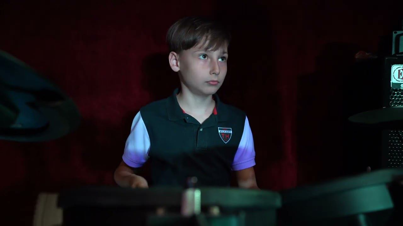 Пётр и Алексей Соболевские - Seven Nation Army смотреть онлайн