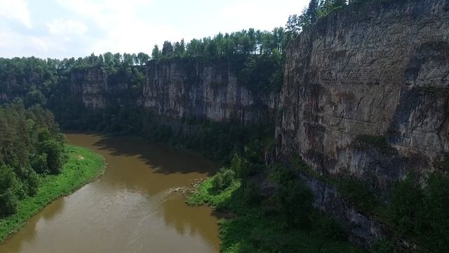 Айские притесы и артезианский фонтан на реке Ай. Сыбар-кая, Пестрая скала. смотреть онлайн