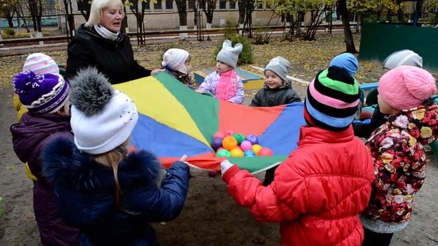 Подвижная игра с нетрадиционным оборудованием Разноцветные мячики смотреть онлайн