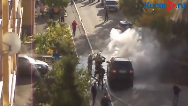 Курск. На Бойцов 9-ой дивизии сожгли "Лэнд Крузер" из-за парковочного места смотреть онлайн