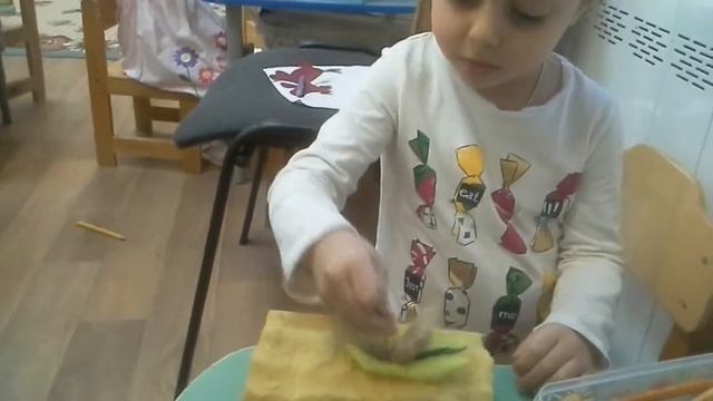 Валяют дети. Зубочистки и шерсть: Приваливаем улитку к листику. смотреть онлайн