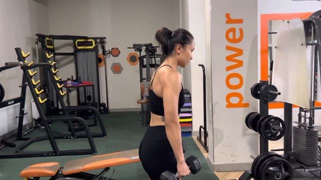 Шраги стоя с гантелями смотреть онлайн