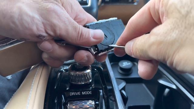 Volvo Key Fob Battery How to Change XC90 s90 v90 xc60 2019 смотреть онлайн