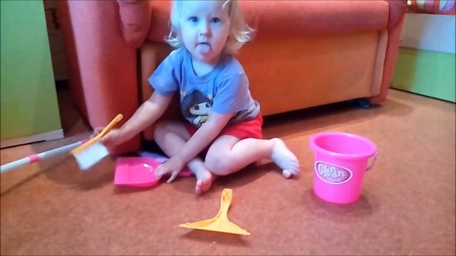 Набор маленькой помощницы! Аня убирается, моет полы и подметает! распаковка! смотреть онлайн