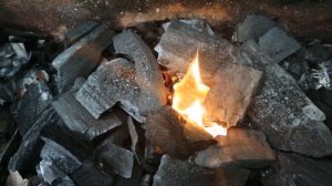 Как разжечь угли для шашлыка, без жидкости для розжига.