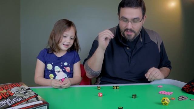 Dad and Daughter play dice games - Zombie Dice - Horde Edition смотреть онлайн