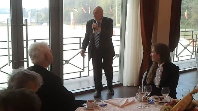 Николай Николаевич Дроздов читает Стихи о советском паспорте смотреть онлайн