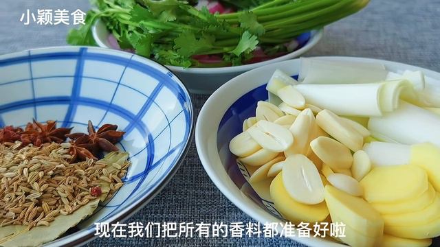 【小穎美食】做辣椒油有人直接潑油，有人直接加水，都不對，大廚教你正確做法