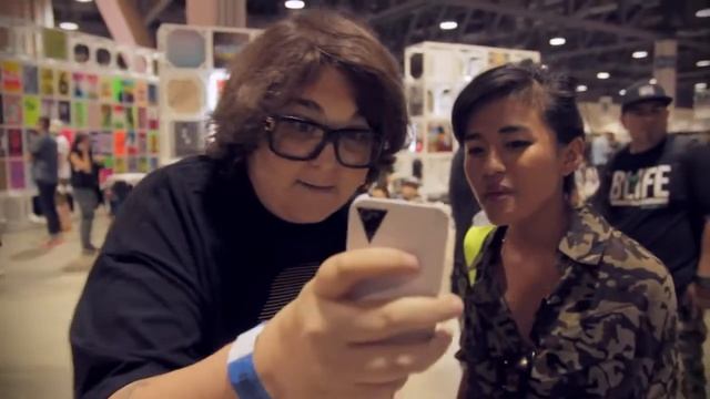 Andy Milonakis teaches Olivia Lopez how to VINE at Agenda Tradeshow | LA CANVAS TV смотреть онлайн