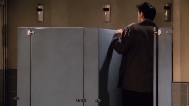 Чендлер в женских трусиках