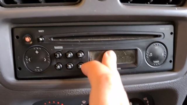 RENAULT CLIO 1.0 16V 2002 COM AIR-BAG, FAROL PROJETOR E COMANDO DE SOM DE FÁBRICA! смотреть онлайн