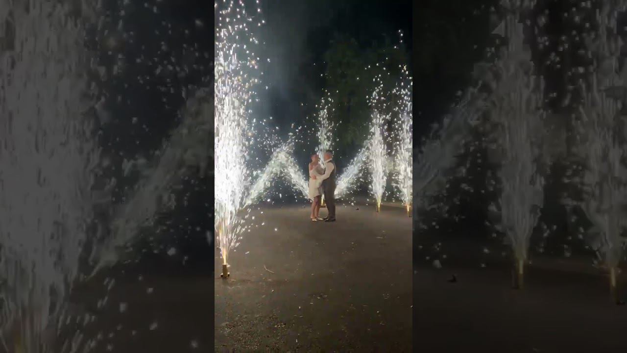 Холодные пышные и высокие фонтаны на свадьбу, трилистники, вспышки пошаговая дорожка из фонтанов. смотреть онлайн