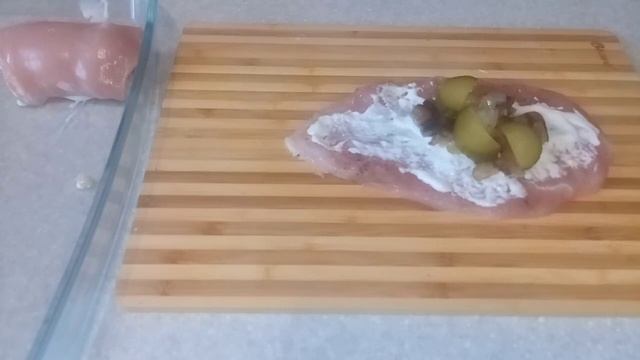 Куриные рулетики с грибами и огурчиками. смотреть онлайн