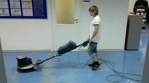 Нанесение полимера на линолеум с помощью  Schwamborn ES 420S (1200мм)