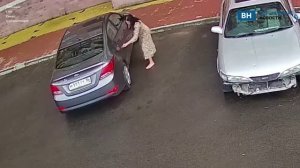 В Воронеже странная босая девушка поцарапала иномарку кирпичом