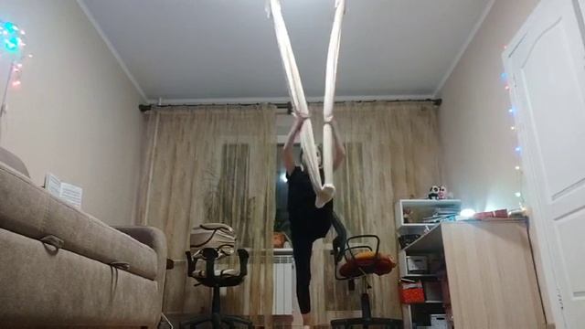 ПОВТОРЯЮ ТРЮКИ НА ГАМАКЕ/Эмилия Толстоногова смотреть онлайн