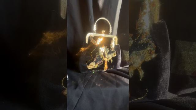 Сумочка с сияющим драконом смотреть онлайн